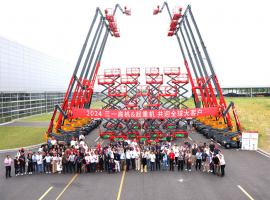 一百分翻譯服務(wù)助力“全球大客戶峰會(huì)”：多語種接力同傳，確保會(huì)議無縫溝通